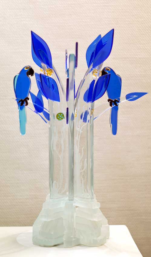 Accueil : portfolio la nature, arborescence, pièce sculptée et gravée au jet de sable pièce unique assemblage verre,verre St Just, intitulée "les aras bleus"