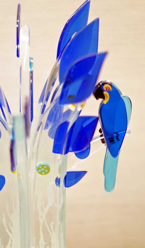 Accueil : portfolio la nature, arborescence, pièce sculptée et gravée au jet de sable pièce unique assemblage verre,verre St Just, intitulée "les aras bleus" (détail)