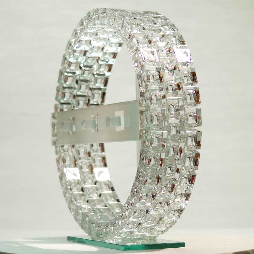 Accueil : portfolio l'absraction: cubes, assemblage modules verre diamant polis,laqués,collés,verre éclaté au burin et dépoli,pièce unique