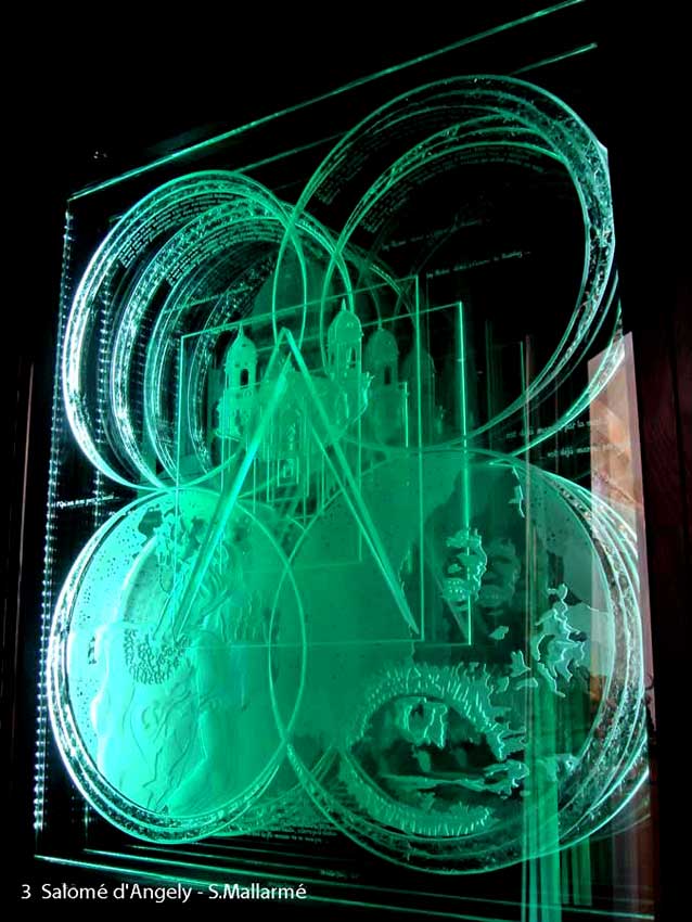 Accueil : portfolio autre,littérature installation dalle de verre éclairée avec effet d'infini,gravée,bouchardée,dépolie,rehauts collés,textes manuscrits gravés,pièce unique intitulée "Salomé"