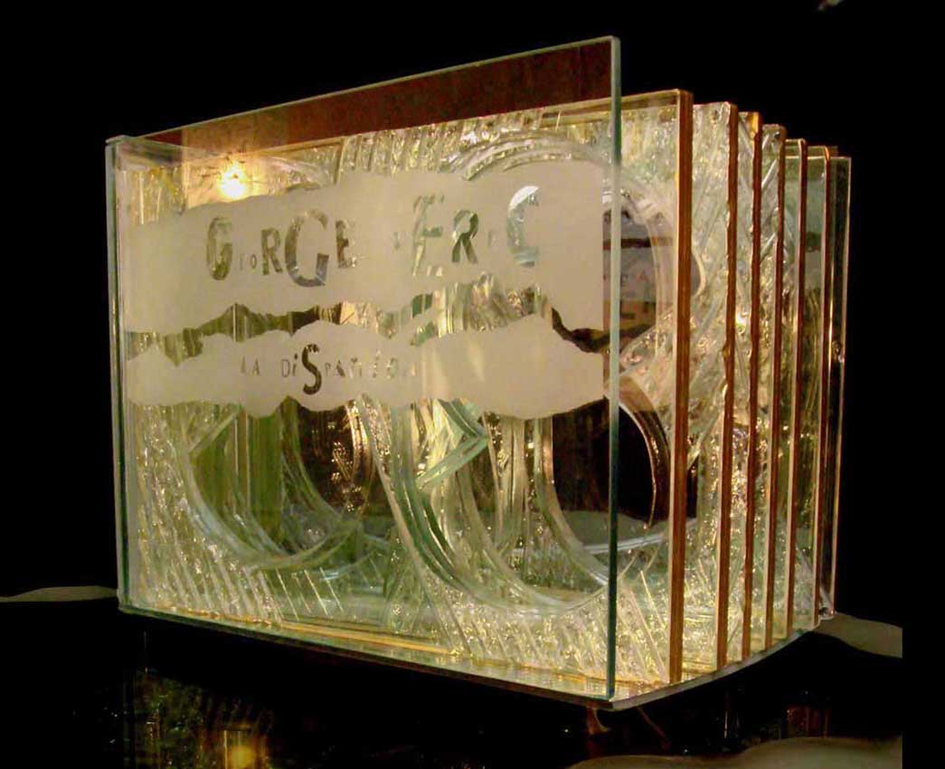 Accueil : portfolio autre,littérature installation verre gravé,bouchardé,dépoli,dorure,verre bombé,verre feuilleté,miroir,pièce unique intitulée "La disparition" d'après Georges Pérec