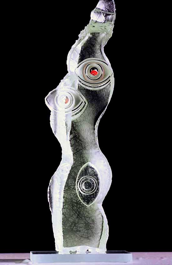 Accueil : portfolio l'humain, le nu, ensemble sculpté et gravé au jet de sable, pièce unique intitulée "la femme au troisième oeil"