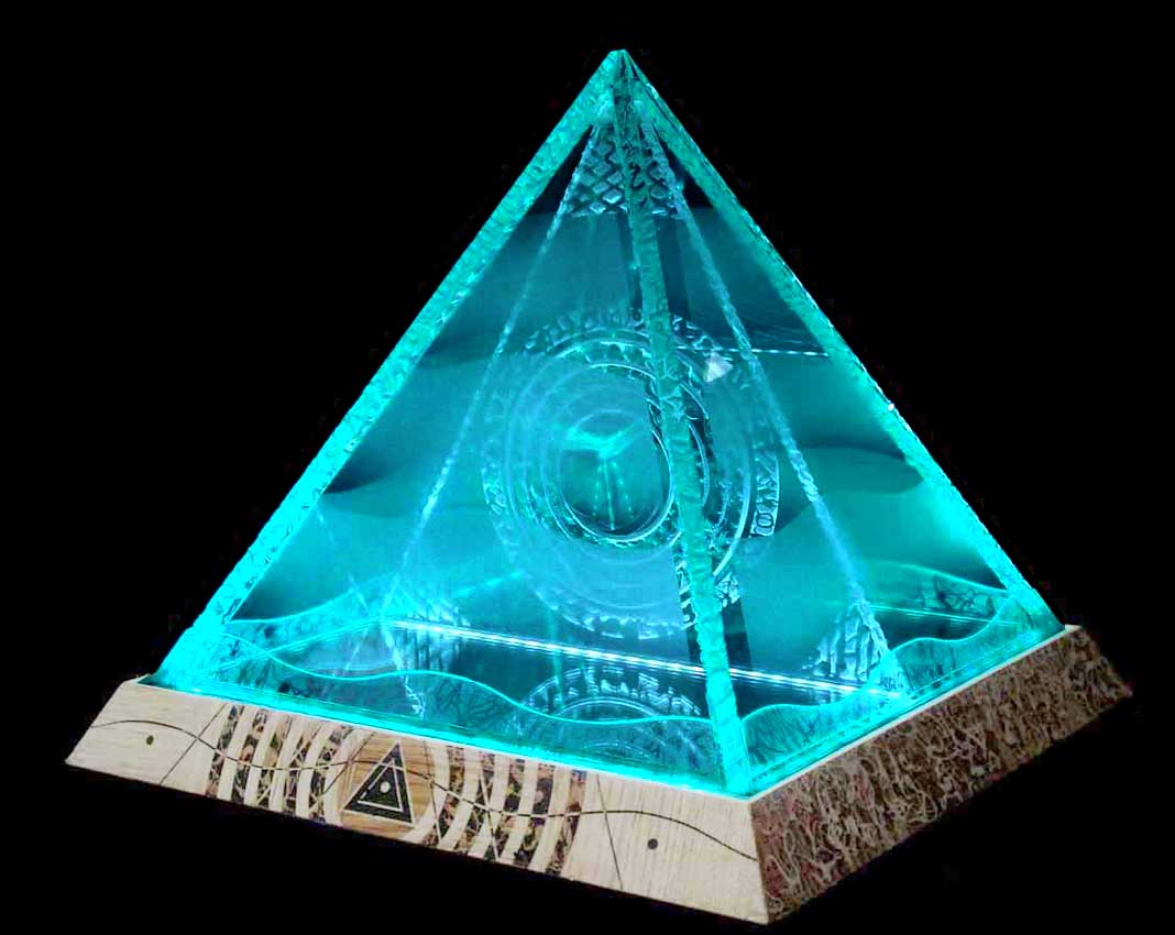Accueil : portfolio autre,pyramides : pyramide lumineuse,dalles verre gravées,miroir,loupe,socle bois gravé,éclairage LED RGB avec programmateur,pièce unique (éclairage Mick Loeffel)