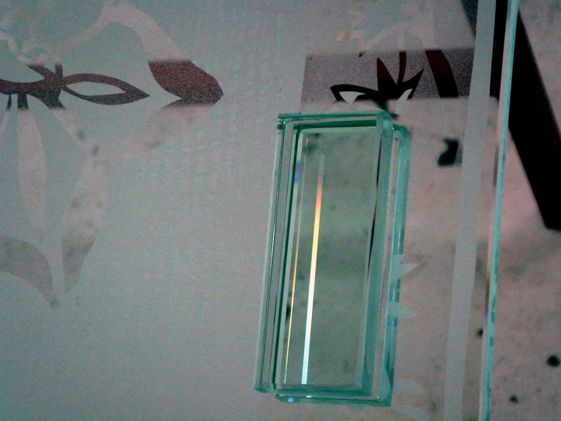 Accueil : portfolio déco,projet 6, portes coulissantes verre sécurit gravées ,inspiration Moghole , pièces uniques (détail poignées porte)