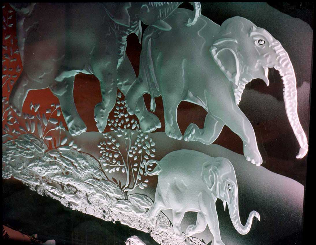 Accueil : portfolio déco,projet 6, écrans lumineux en diptyque dalles de verre gravées éclairées,inspiration miniatures Moghole 16ème siècle, pièce unique ,(détail)